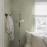 Borastapeter Myrten bloemen behang voor meisjekamer en babykamer groen beige 5731