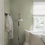 Borastapeter Myrten bloemen behang voor meisjekamer en babykamer groen beige 5731