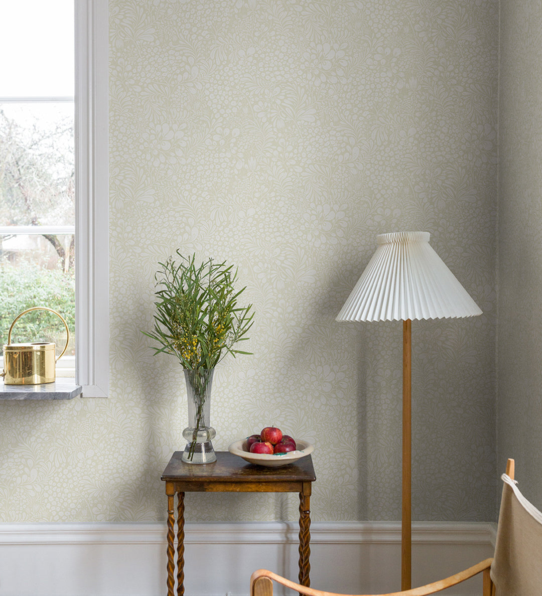 Midbec Siv bladeren en bloemen behang voor de babykamer of meisjeskamer licht beige 65126