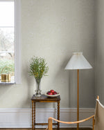 Midbec Siv bladeren en bloemen behang voor de babykamer of meisjeskamer licht beige 65126