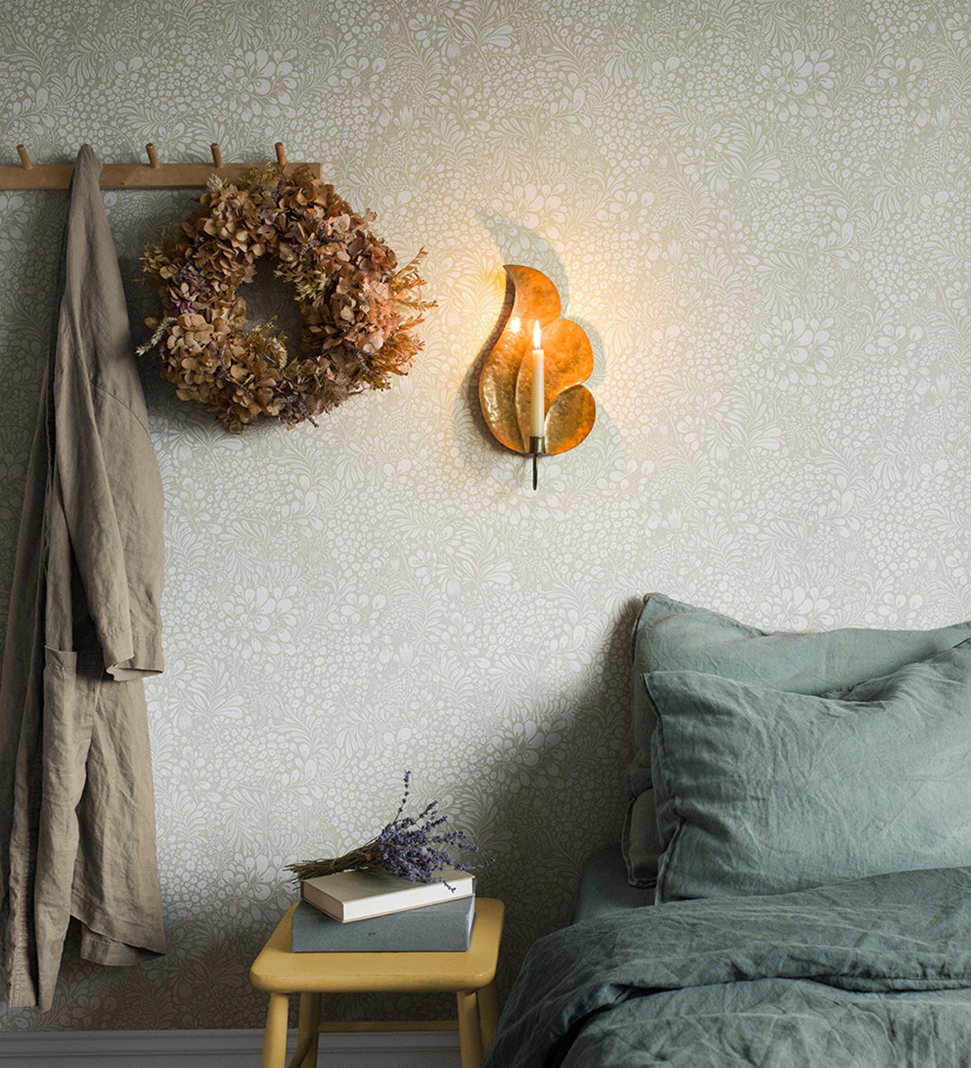 Midbec Siv bladeren en bloemen behang voor de babykamer of meisjeskamer warm beige 65131