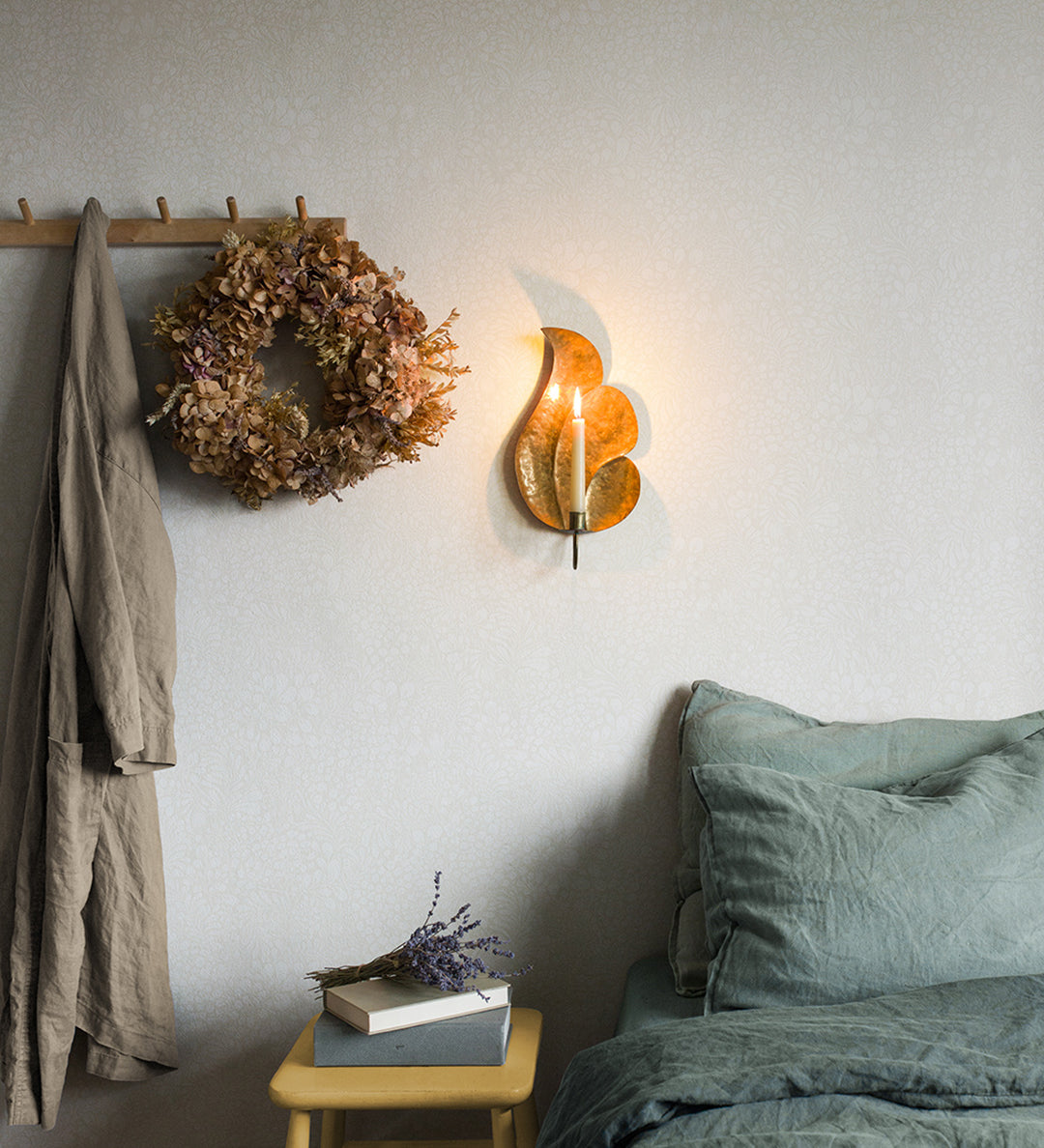 Midbec Siv bladeren en bloemen behang voor de babykamer of meisjeskamer Offwhite 65132