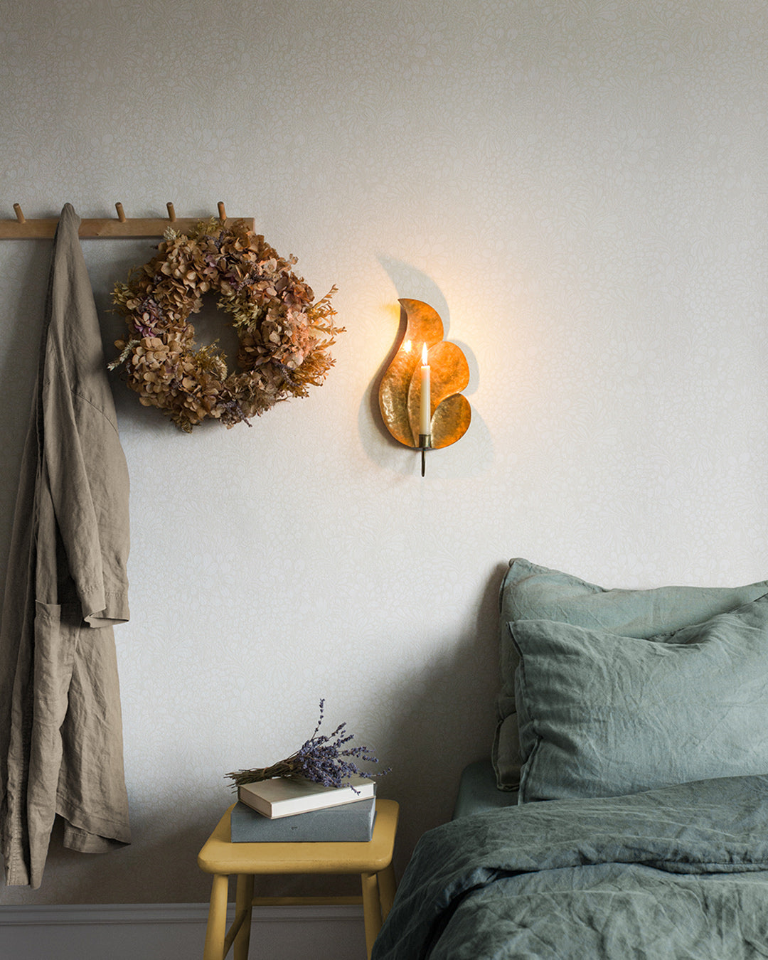 Midbec Siv bladeren en bloemen behang voor de babykamer of meisjeskamer Offwhite 65132