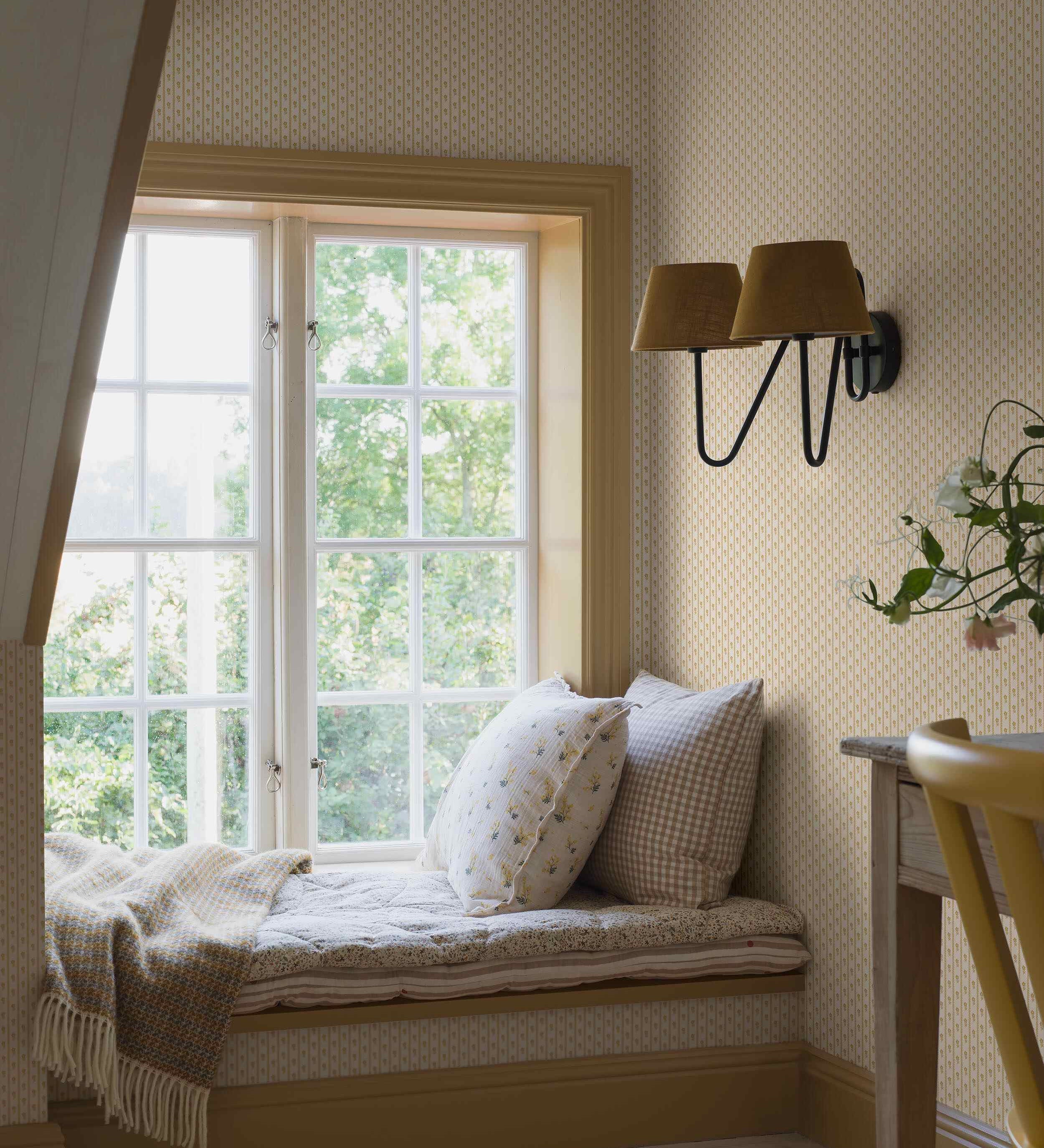 Borastapeter Lilla Lyckan bloemen behang meisjeskamer babykamer geel en creme 6953