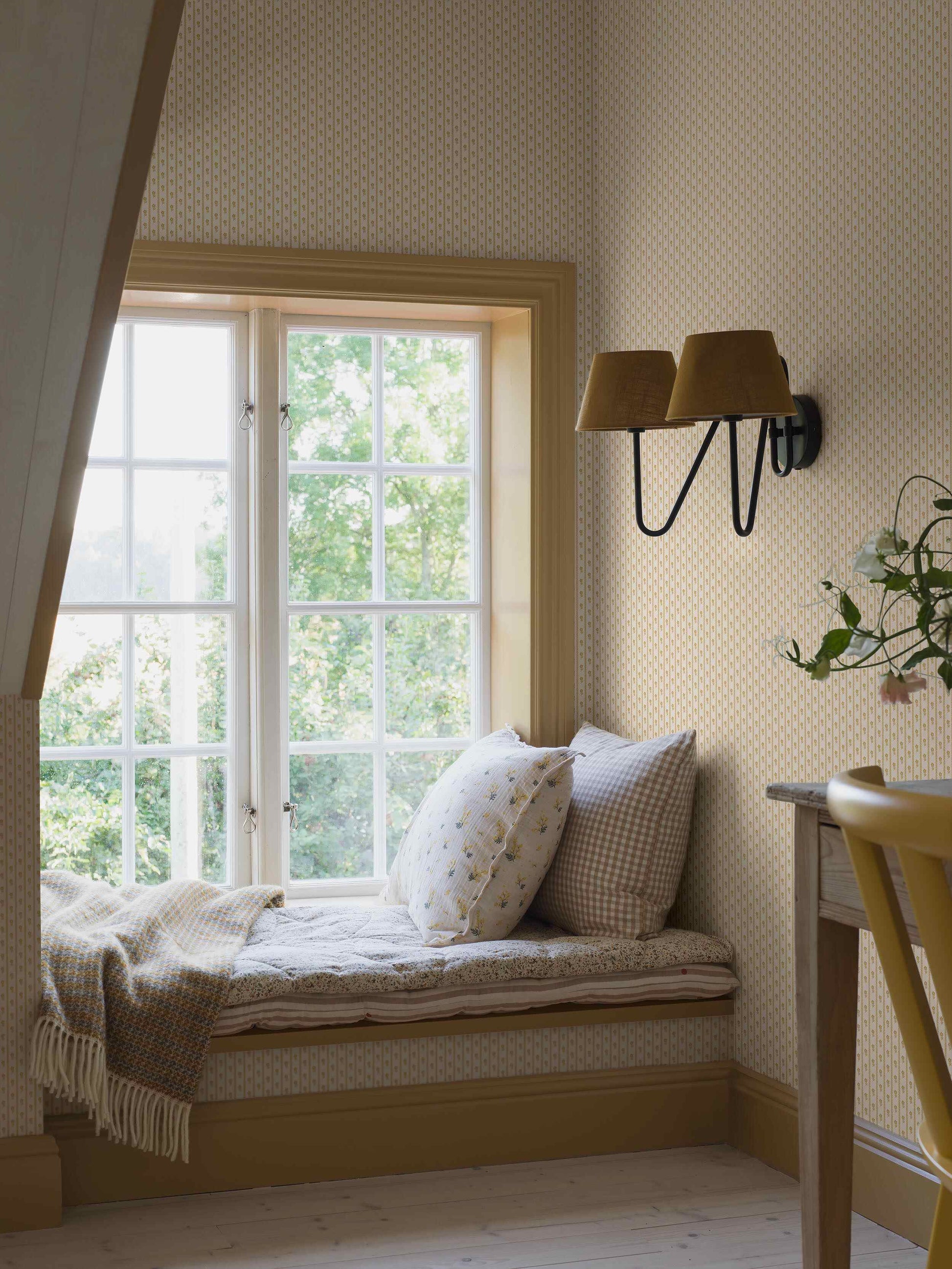 Borastapeter Lilla Lyckan bloemen behang meisjeskamer babykamer geel en creme 6953