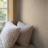 Borastapeter Lilla Lyckan bloemen behang meisjeskamer babykamer geel en creme 6953