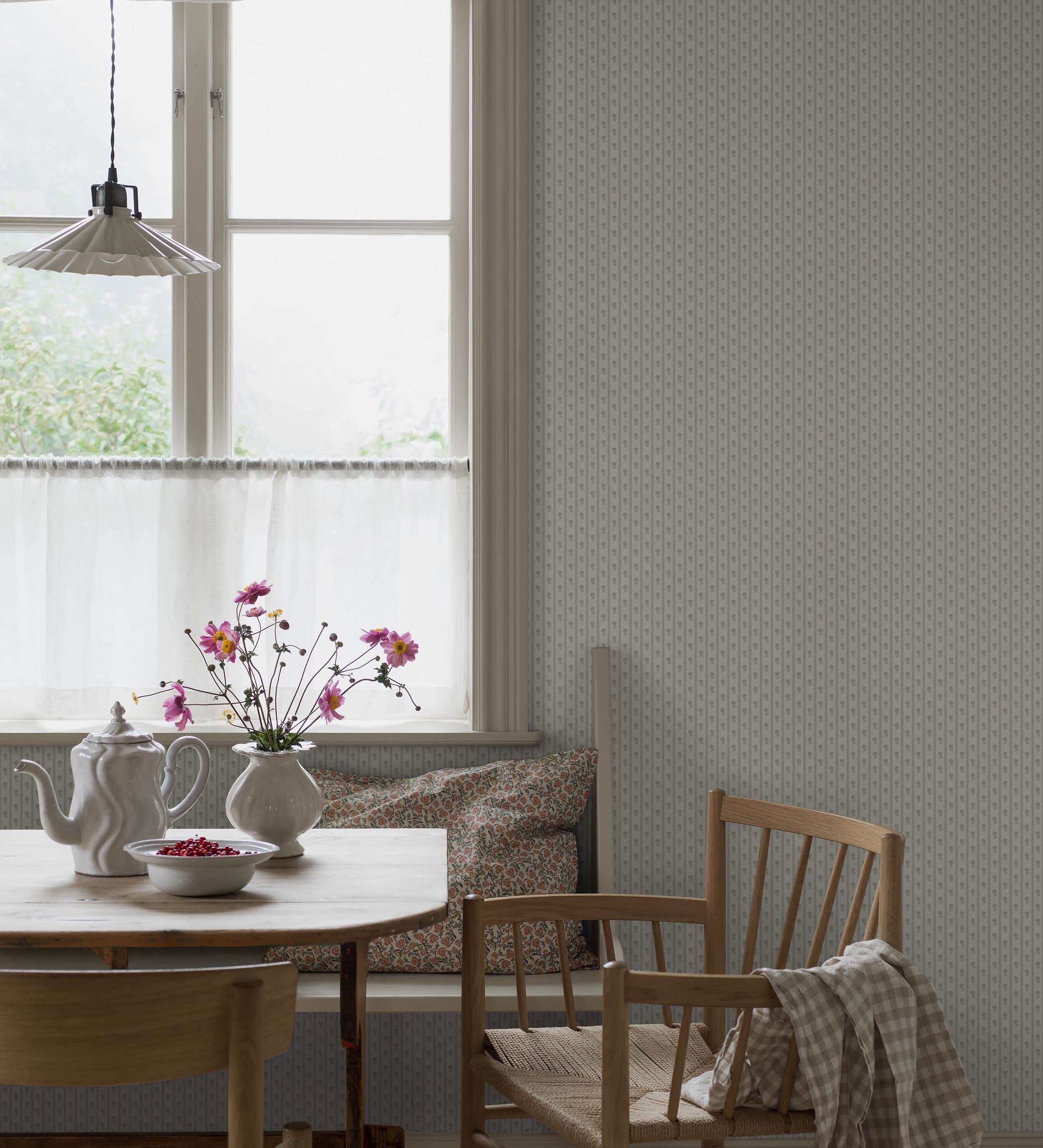 Borastapeter Lilla Lyckan bloemen behang meisjeskamer babykamer groen en creme 6954