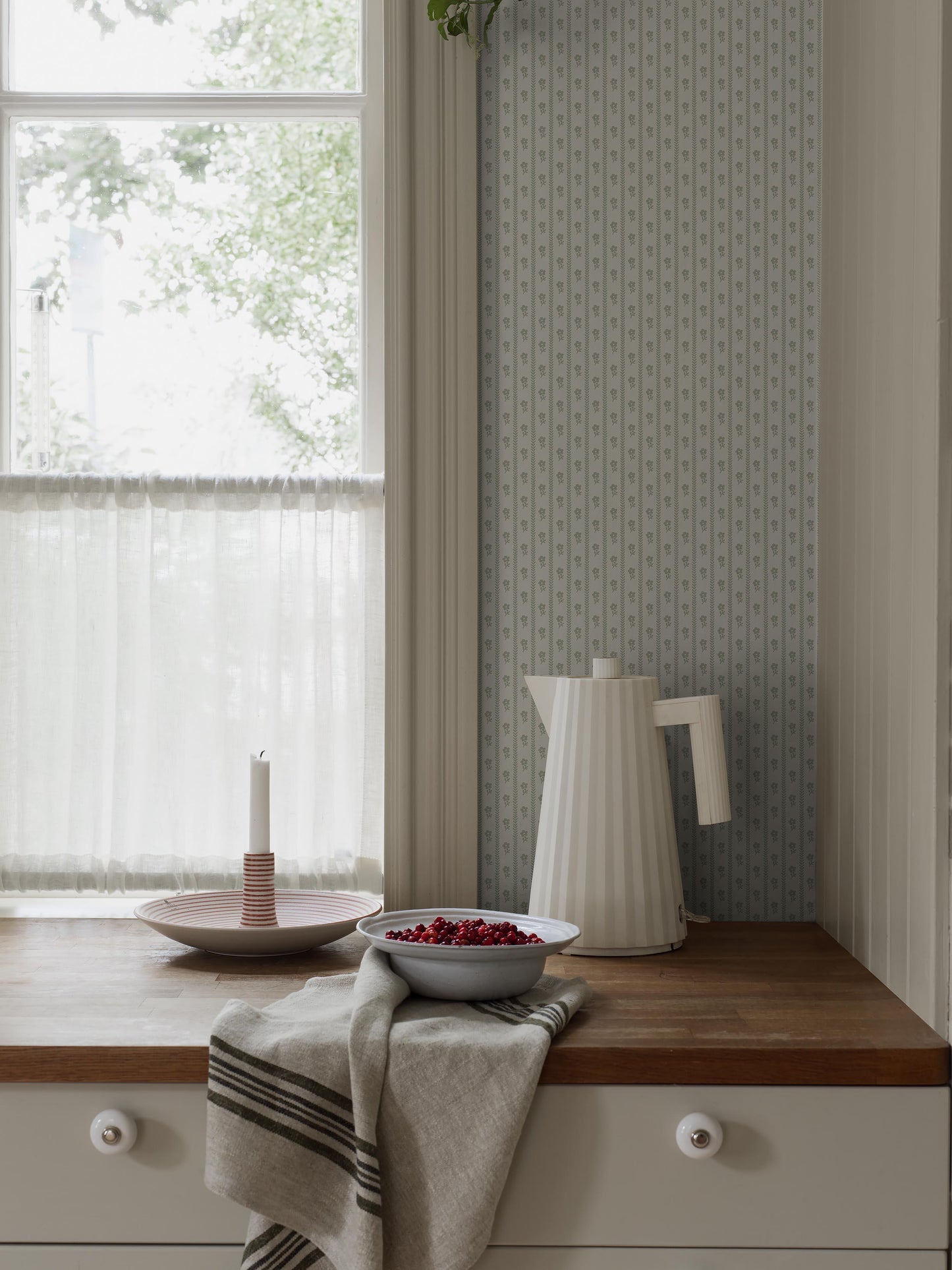 Borastapeter Lilla Lyckan bloemen behang meisjeskamer babykamer groen en creme 6954