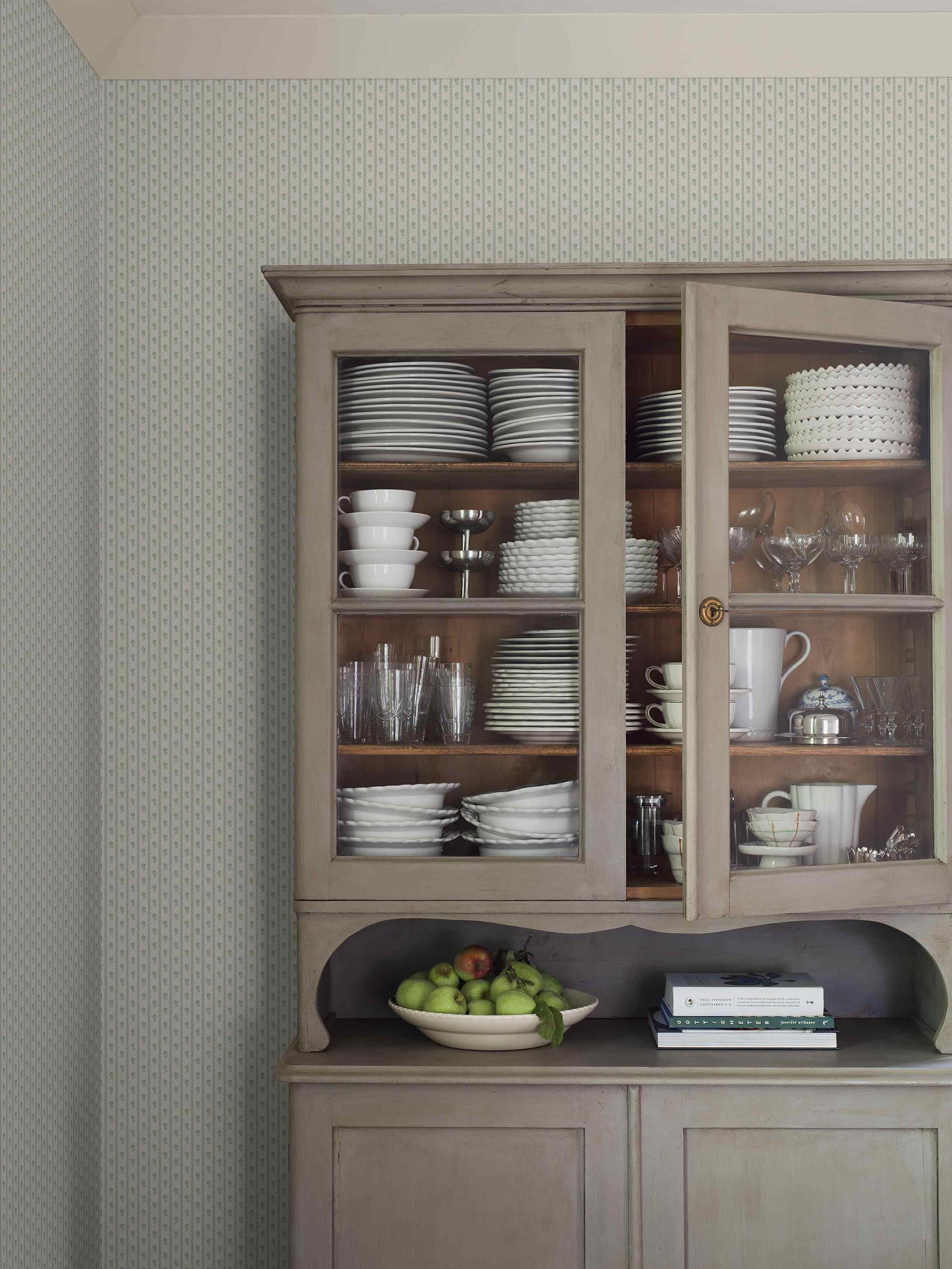 Borastapeter Lilla Lyckan bloemen behang meisjeskamer babykamer groen en creme 6954