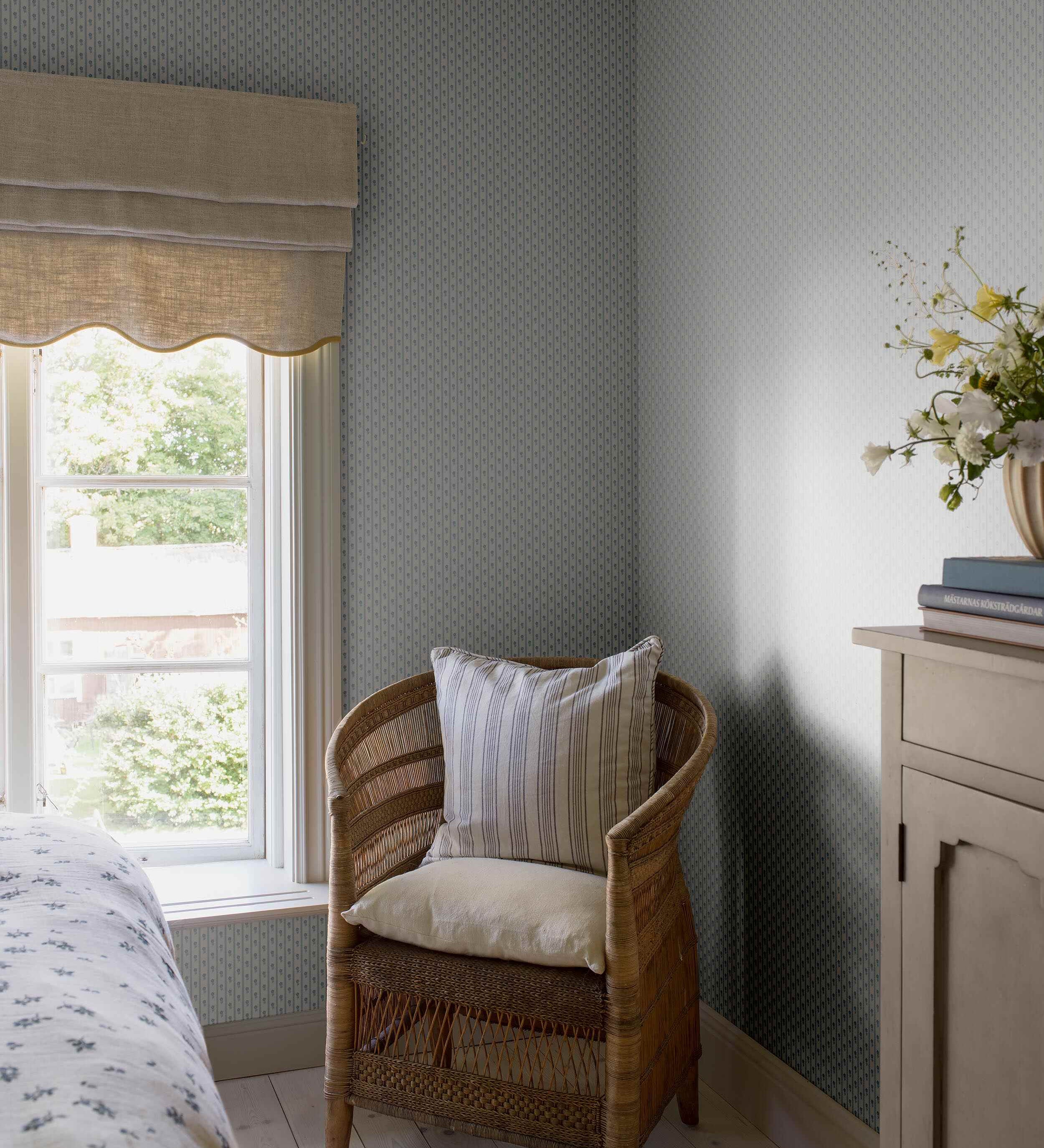 Borastapeter Lilla Lyckan bloemen behang meisjeskamer babykamer lihtblauw en creme 6956