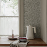 Borastapeter bloemenbehang voor meisjeskamer en babykamer beige Klöver 6977