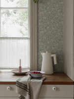 Borastapeter bloemenbehang voor meisjeskamer en babykamer beige Klöver 6977