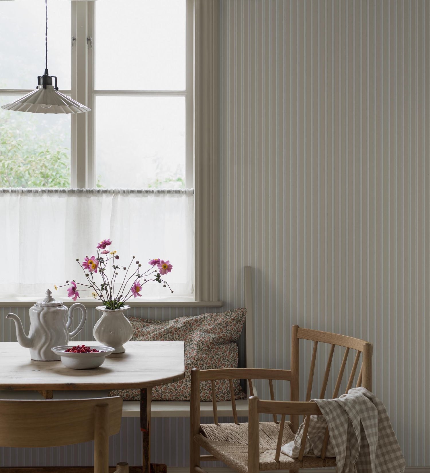 Borastapeter Pärlrand gestreept behang voor jongenskamer meisjeskamer en babykamer neutrale kinderkamer met stipjes beige 6979