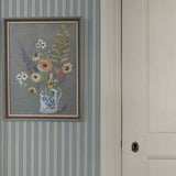 Borastapeter Pärlrand gestreept behang voor jongenskamer meisjeskamer en babykamer met stipjes blauw beige 6981