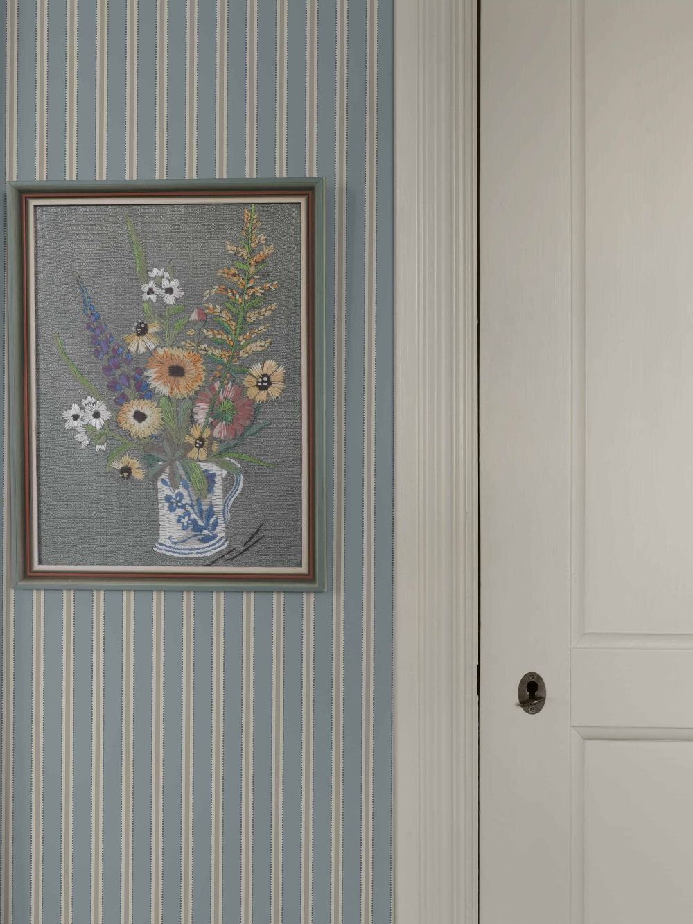 Borastapeter Pärlrand gestreept behang voor jongenskamer meisjeskamer en babykamer met stipjes blauw beige 6981