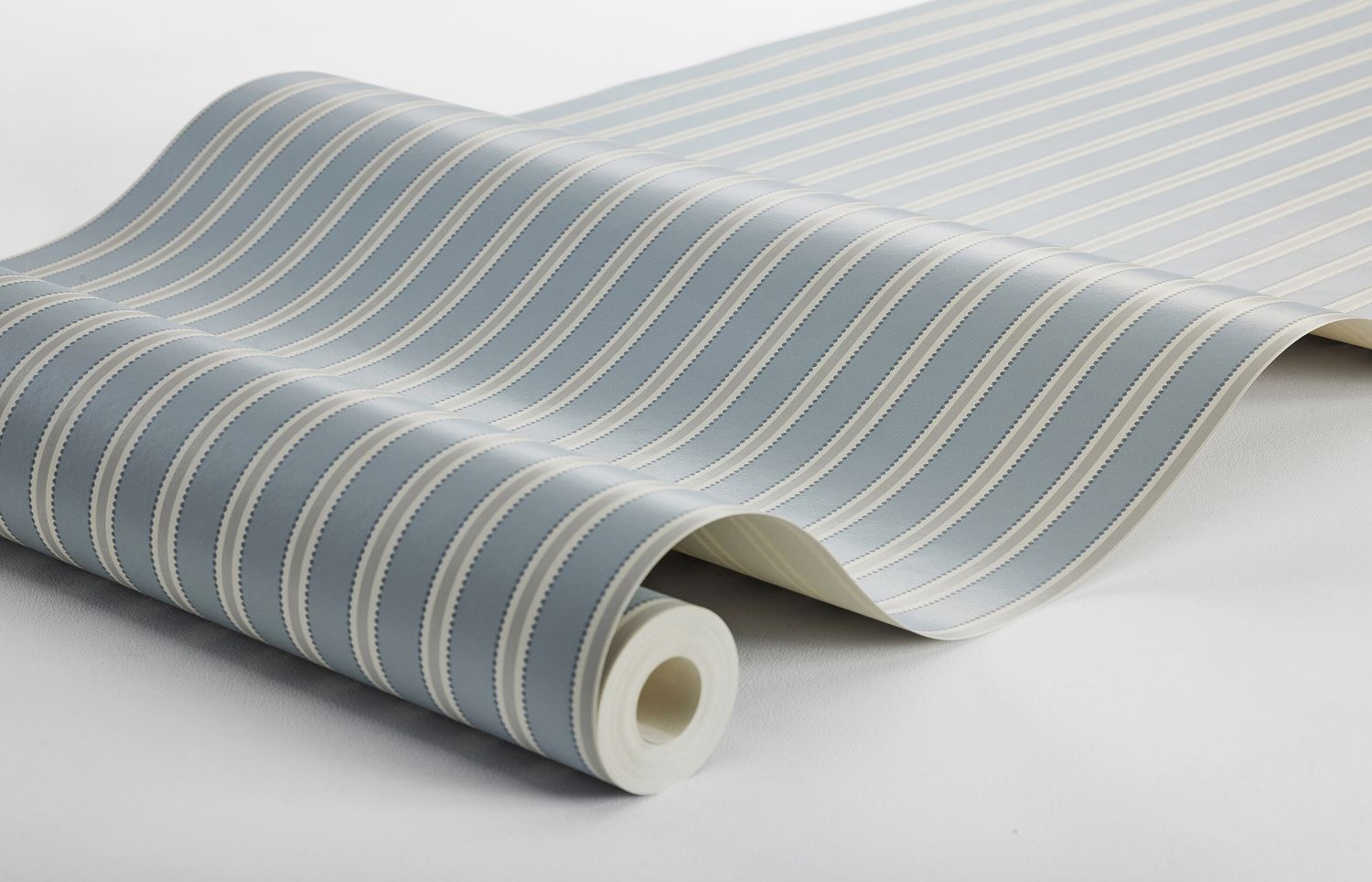 Borastapeter Pärlrand gestreept behang voor jongenskamer meisjeskamer en babykamer met stipjes blauw beige 6981