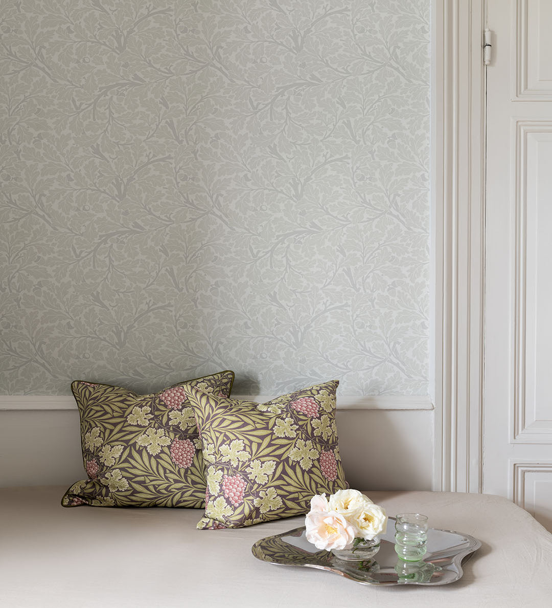 Midbec Oak Tree William Morris behang voor de neutrale kinderkamer babykamer grijs beige 82026