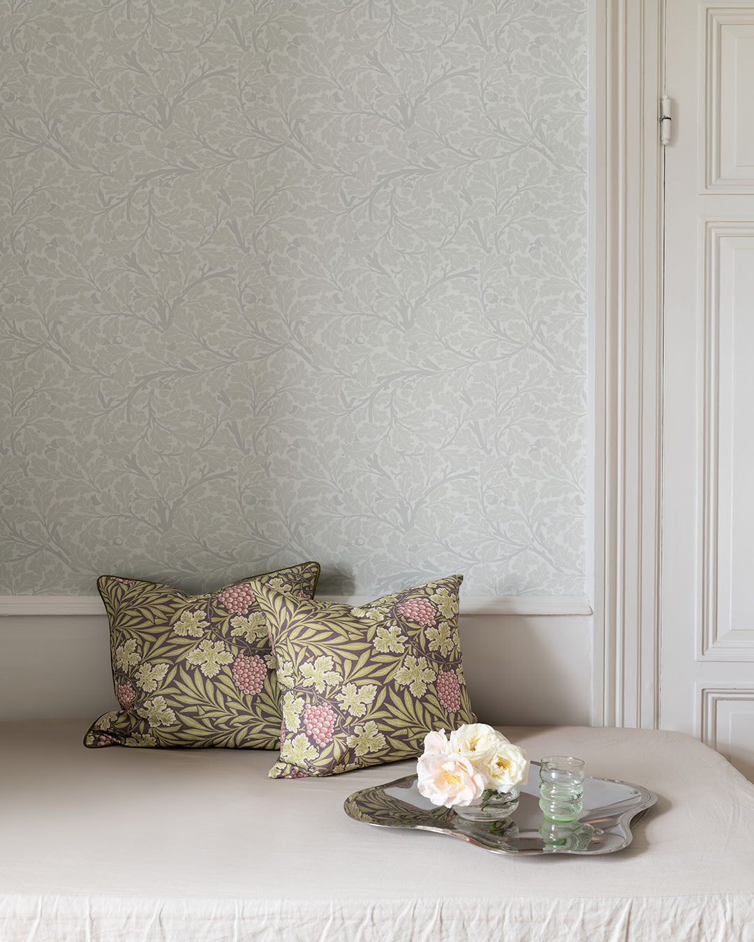 Midbec Oak Tree William Morris behang voor de neutrale kinderkamer babykamer grijs beige 82026