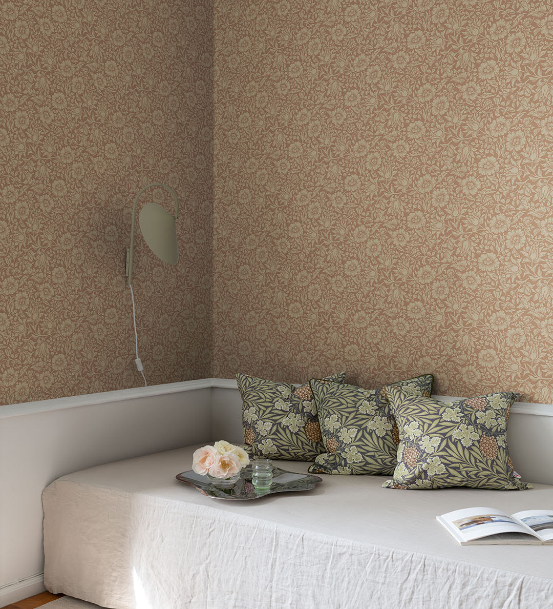 Midbec Mallow bloemenbehang meisjeskamer babykamer en tienerkamer terra 82040
