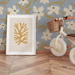 Petal Pop Annet weelink bloemen behang voor meisjeskamer lichtblauw oker