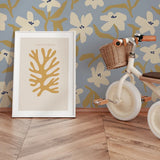 Petal Pop Annet weelink bloemen behang voor meisjeskamer lichtblauw oker