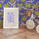 Petal Pop Annet weelink bloemen behang voor meisjeskamer kobalt blauw oker
