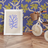 Petal Pop Annet weelink bloemen behang voor meisjeskamer kobalt blauw oker