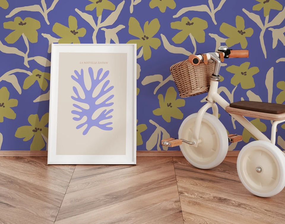 Petal Pop Annet weelink bloemen behang voor meisjeskamer kobalt blauw oker