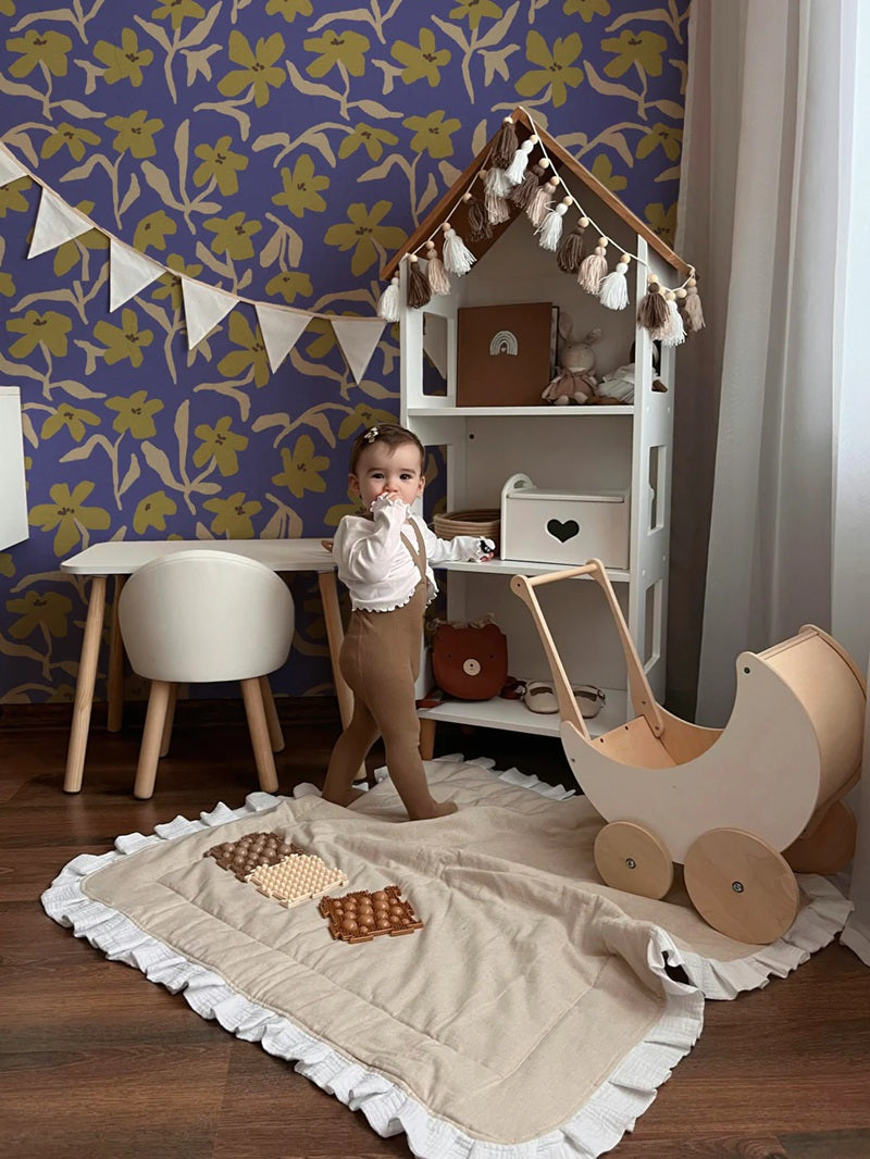 Petal Pop Annet weelink bloemen behang voor meisjeskamer kobalt blauw oker