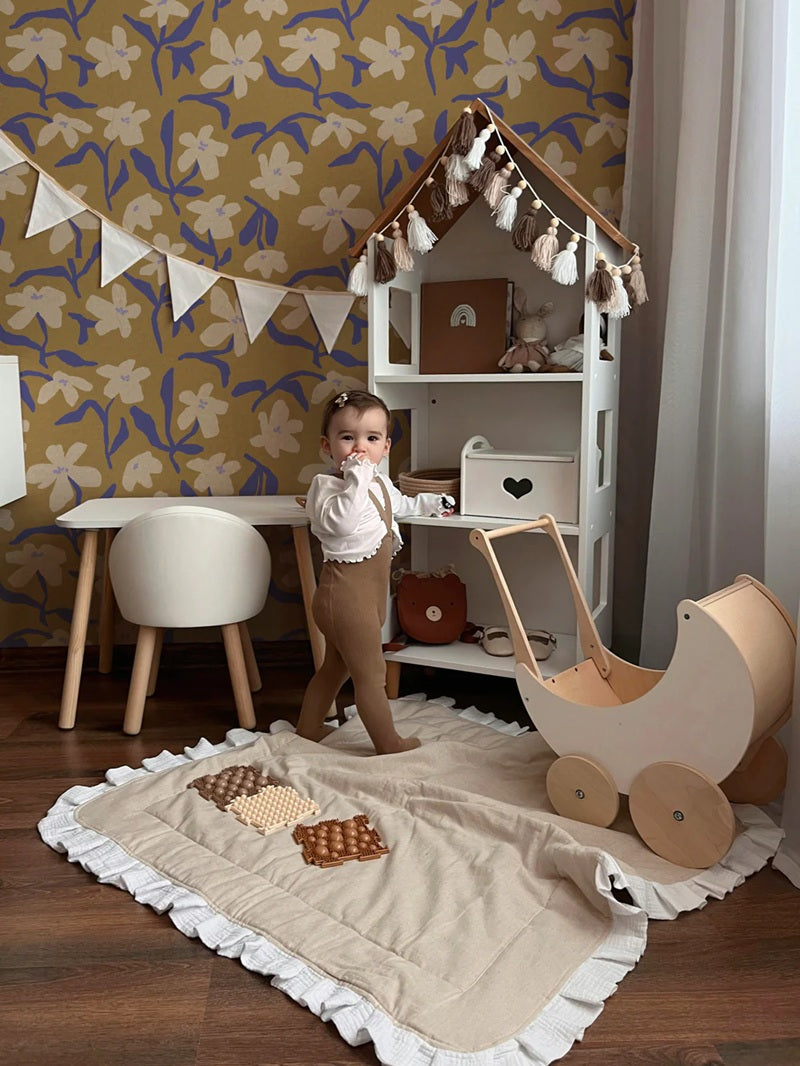 Petal Pop Annet weelink bloemen behang voor meisjeskamer kobalt blauw oker