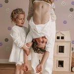 Smiley behang voor de kinderkamer van Annet Weelink beige smiley wallpaper kidsroom beige