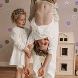 Smiley behang voor de kinderkamer van Annet Weelink beige smiley wallpaper kidsroom beige
