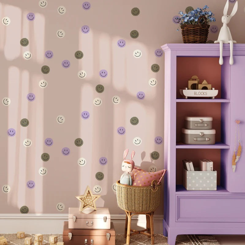 Smiley behang voor de kinderkamer van Annet Weelink beige smiley wallpaper kidsroom beige