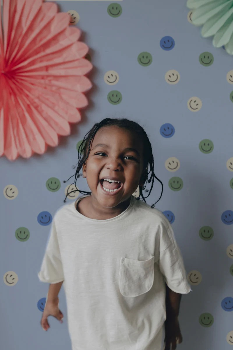 Annet Weelink smiley behang voor de kinderkamer blauw smiley wallpaper kidsroom blue