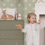 Smiley zonnetjes behang voor de kinderkamer van Annet Weelink off groen geel
