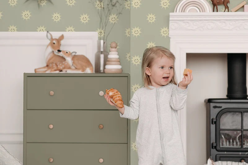 Smiley zonnetjes behang voor de kinderkamer van Annet Weelink off groen geel