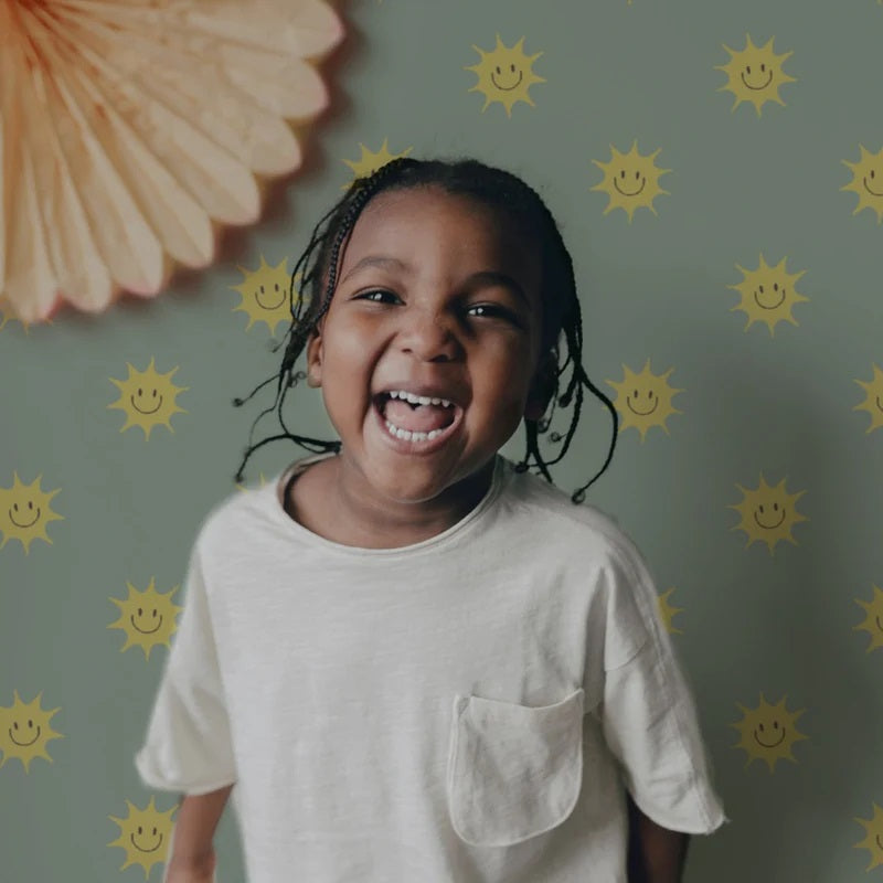 Smiley zonnetjes behang voor de kinderkamer van Annet Weelink off groen geel