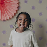 Smiley zonnetjes behang voor de kinderkamer van Annet Weelink off white lila
