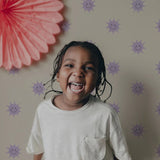 Smiley zonnetjes behang voor de kinderkamer van Annet Weelink off white lila
