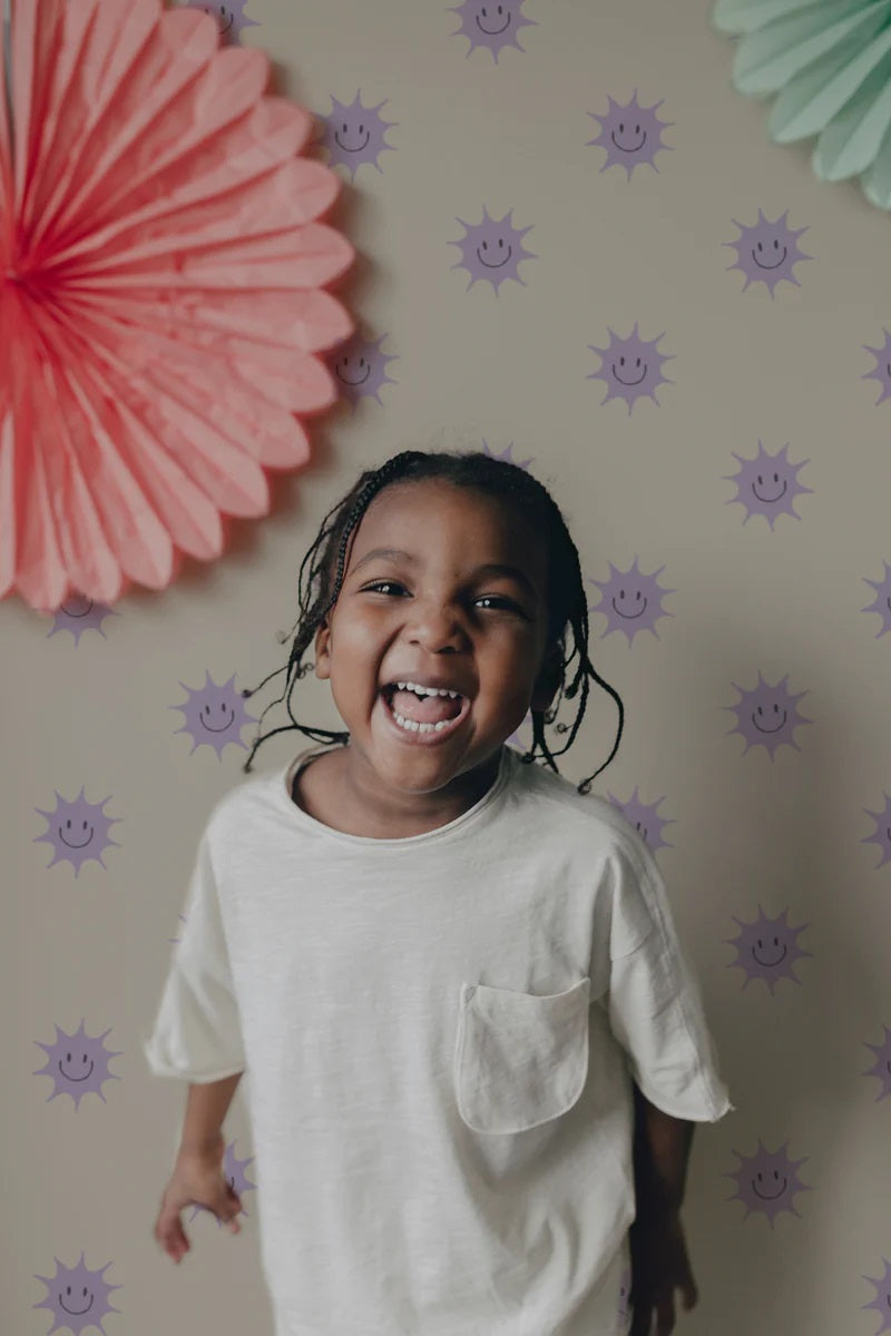 Smiley zonnetjes behang voor de kinderkamer van Annet Weelink off white lila