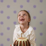 Smiley zonnetjes behang voor de kinderkamer van Annet Weelink off white lila
