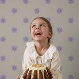 Smiley zonnetjes behang voor de kinderkamer van Annet Weelink off white lila