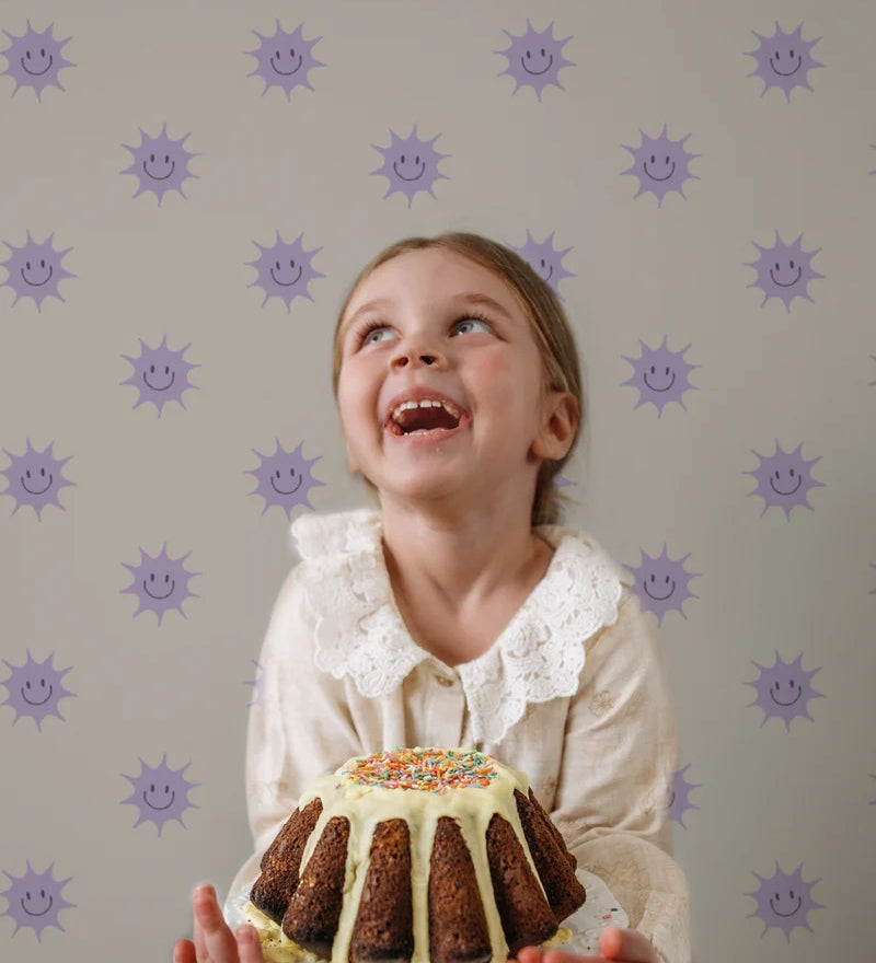 Smiley zonnetjes behang voor de kinderkamer van Annet Weelink off white lila