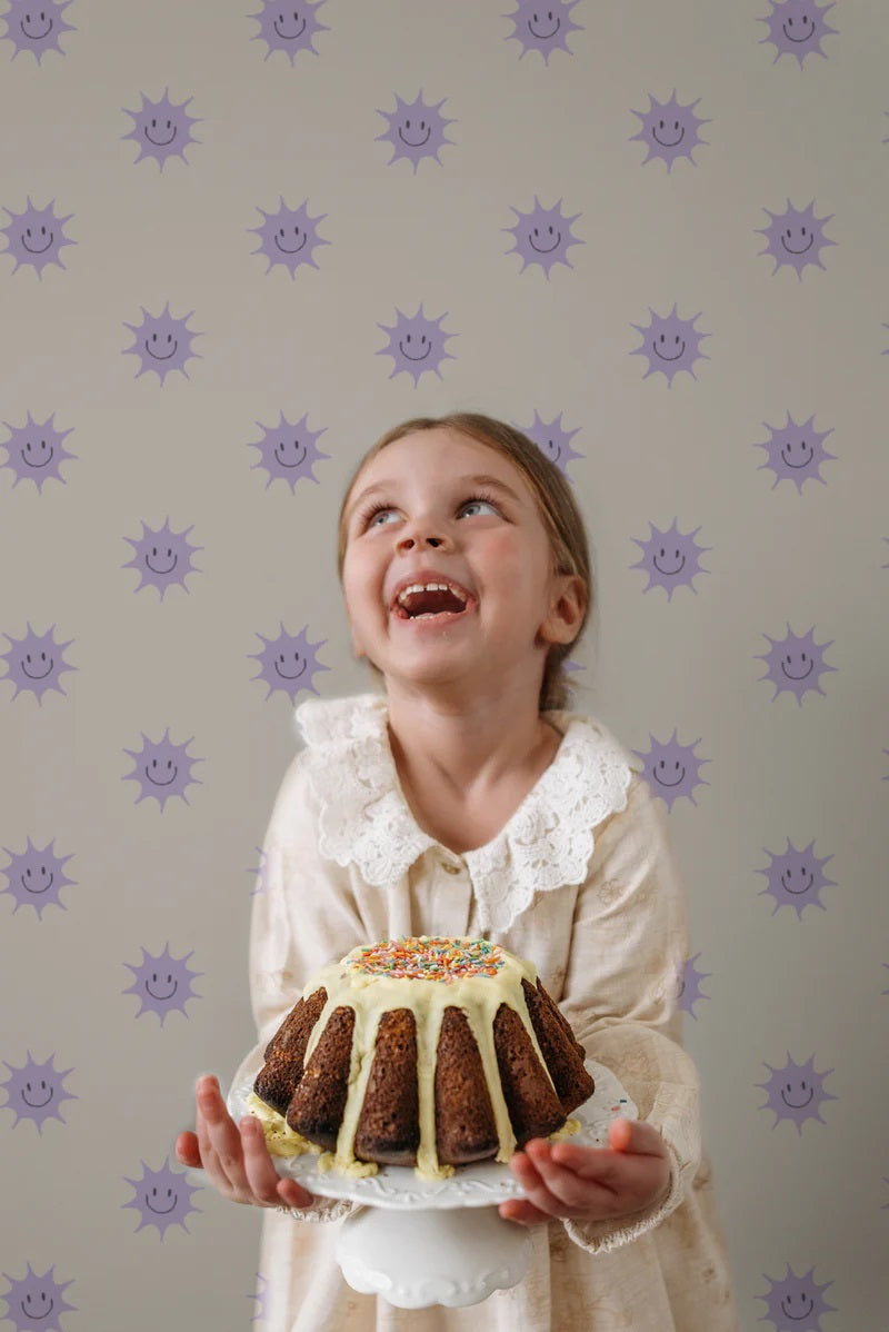 Smiley zonnetjes behang voor de kinderkamer van Annet Weelink off white lila