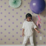 Smiley zonnetjes behang voor de kinderkamer van Annet Weelink off white lila