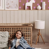 Smiley zonnetjes behang voor de kinderkamer van Annet Weelink terra roze