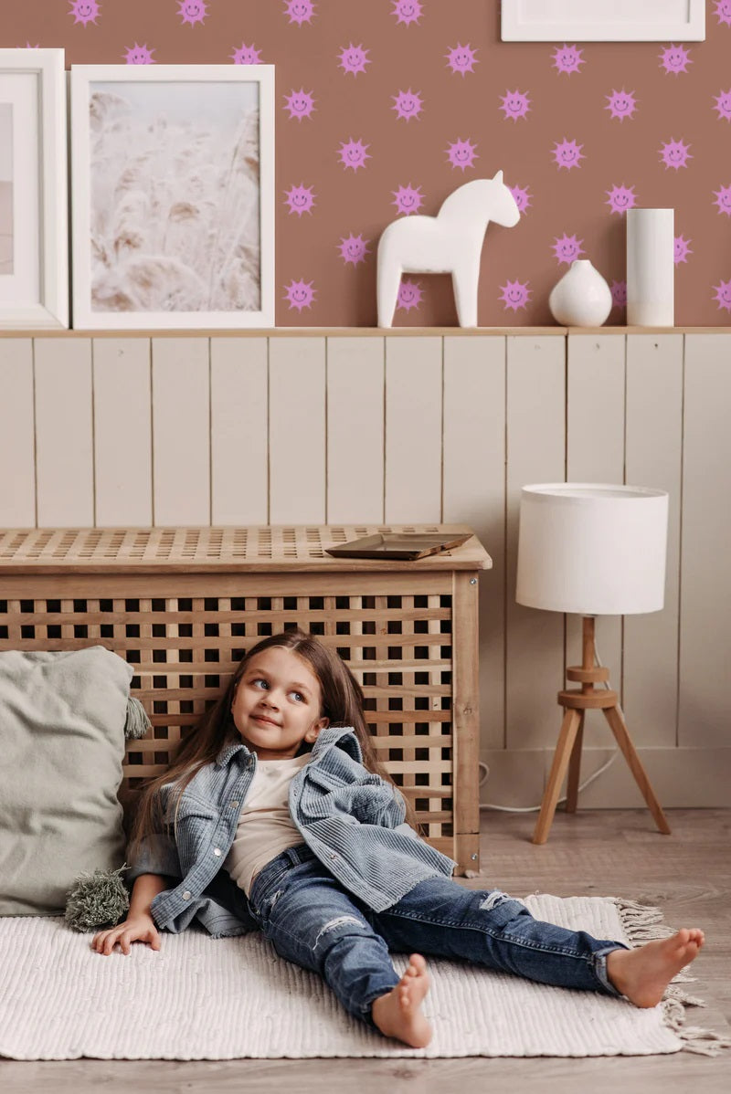 Smiley zonnetjes behang voor de kinderkamer van Annet Weelink terra roze