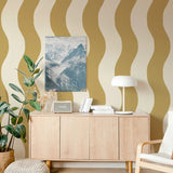 Annet Weelink Sway Stripe waves behang voor de kinderkamer okergeel  jongenskamer meisjeskamer neutrale kinderkamer