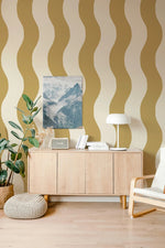 Annet Weelink Sway Stripe waves behang voor de kinderkamer okergeel  jongenskamer meisjeskamer neutrale kinderkamer