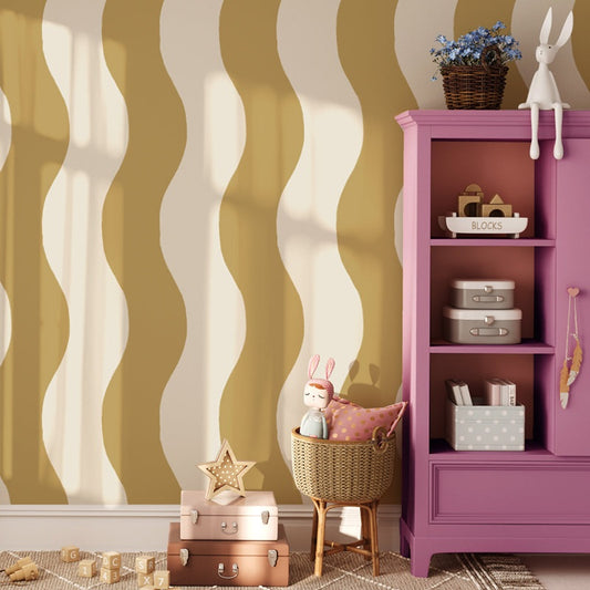 Annet Weelink Sway Stripe waves behang voor de kinderkamer okergeel  jongenskamer meisjeskamer neutrale kinderkamer